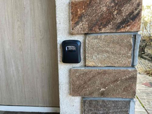 ein schwarzer Briefkasten an der Seite eines Gebäudes in der Unterkunft Студио за гости Петрови in Bansko