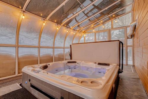 eine Whirlpool-Badewanne in der Mitte eines Zimmers in der Unterkunft Spa Lake - Naturo lac Sept-Iles in Saint-Raymond