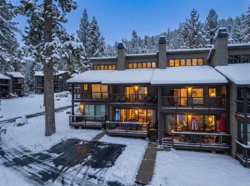 Remodeled 4BR Lakefront with Exceptional Amenities trong mùa đông