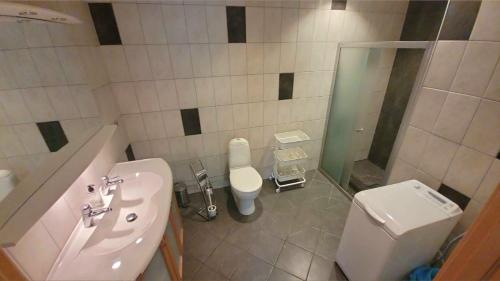 Phòng tắm tại Wallander's hometown, close to beach & café