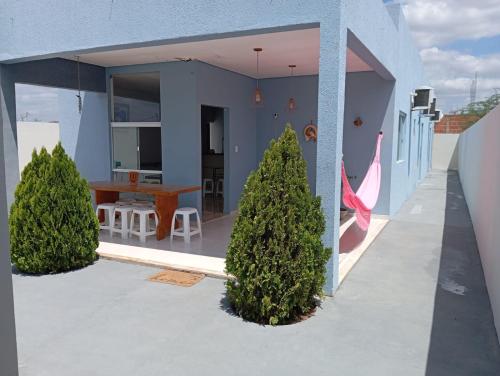 een blauw huis met bomen ervoor bij Pousada Flor de Caroá in Piranhas