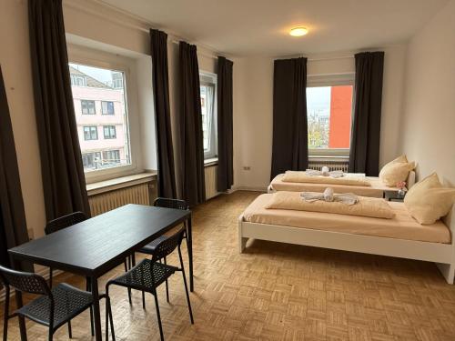 En eller flere senge i et værelse på CityStay Cologne Apartments & Rooms