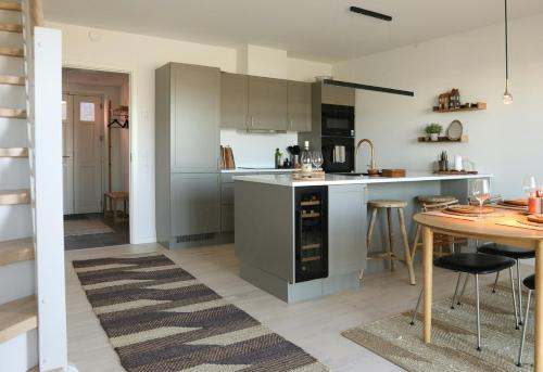 Nhà bếp/bếp nhỏ tại New Three-Story Harbour House In Kerteminde