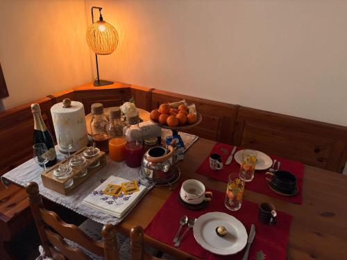 une table avec de la nourriture et une assiette de fruits dessus dans l'établissement Casetta La Pera, à Perarolo