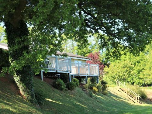 een huis bovenop een grasheuvel bij Wattles-E4527 in Uplowman