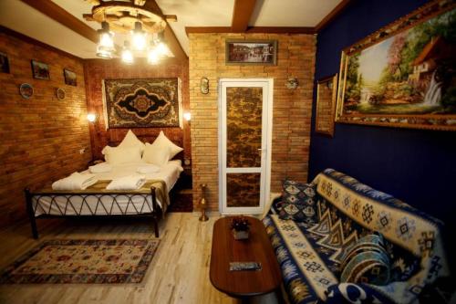 En eller flere senge i et værelse på Marani Boutique