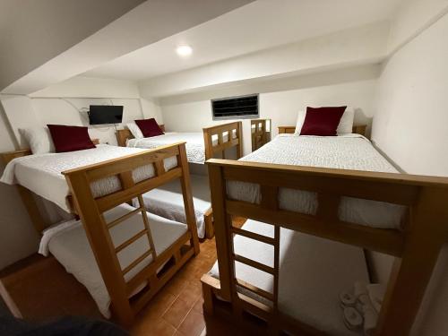 een groep van drie stapelbedden in een kamer bij Ayenda Marana in Manizales