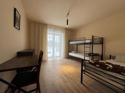 En eller flere senge i et værelse på AMBER Pensjonat LOTNISKO PARKINg