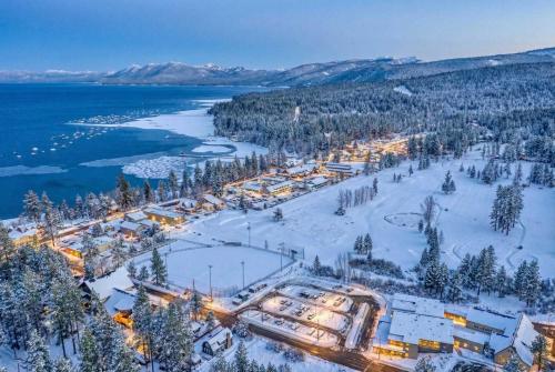 - une vue aérienne sur une station de ski dans la neige dans l'établissement Tahoe City Gem Pet Friendly Yard Walk to Beach, à Tahoe City