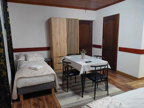 En eller flere senge i et værelse på Alpina