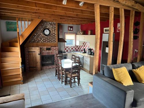 une cuisine et un salon avec un canapé et une table dans l'établissement Gîte Baie de Somme à 5 mn de la mer Chez Nath & Jack, à Woignarue