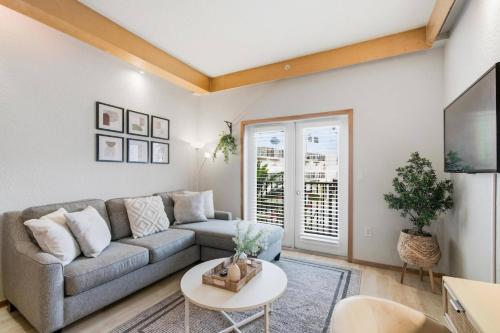 een woonkamer met een bank en een tafel bij 233B Beachside Hideaway | European Village in Bon Terra