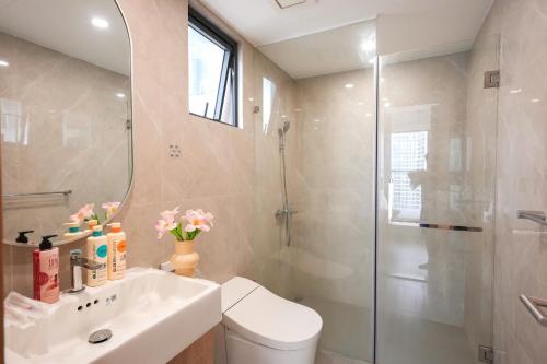 a bathroom with a toilet and a shower and a sink at Tommy Land in Gò Công