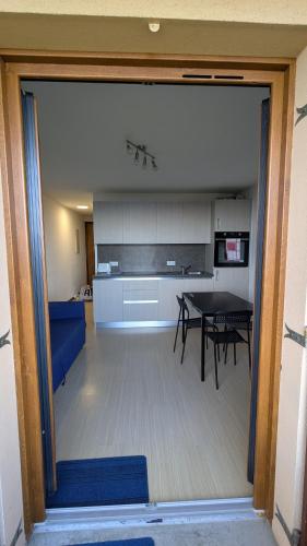 eine Küche mit Tisch und Esszimmer in der Unterkunft Le Panoramic Evian in Évian-les-Bains