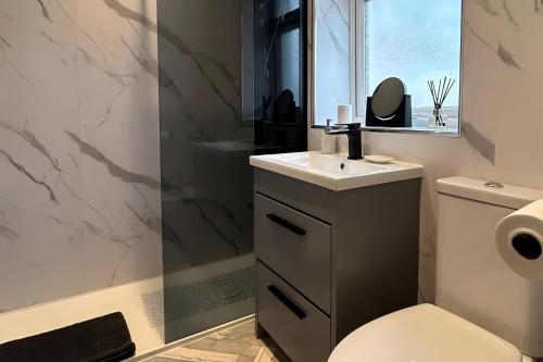 un bagno con lavandino, WC e doccia di 20 Main Street a Heysham