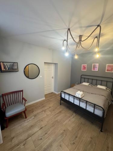 En eller flere senge i et værelse på KatyHome Legnica