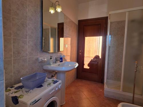 a bathroom with a sink and a mirror at Casa Giardina-bilocale con deposito biciclette-sci in San Giacomo