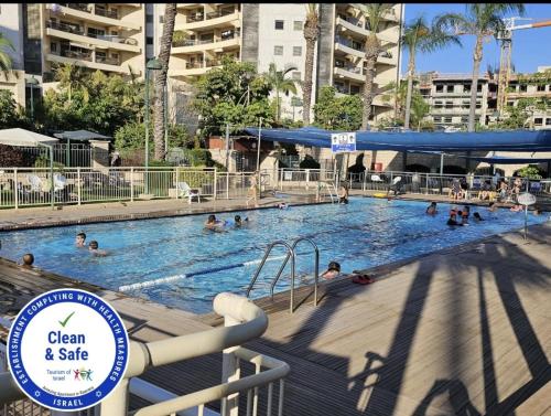 Lovely and Bright Apart, 2 Bed, 2 Bath, sleeps 5, Swimming pool - Jacuzzi & Gym