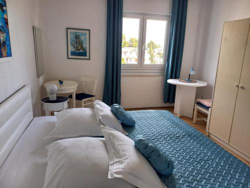una camera da letto con un letto grande e una finestra di Apartments Aba a Hvar