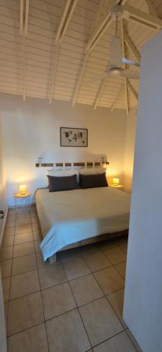 Postel nebo postele na pokoji v ubytování sea view apartment & swimming pool