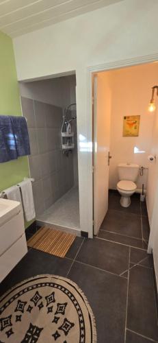 Koupelna v ubytování sea view apartment & swimming pool