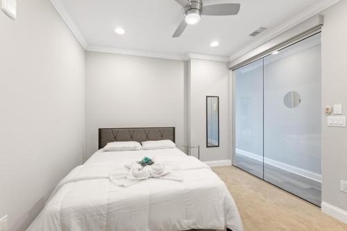 Giường trong phòng chung tại Magnificent 1BR with Pool & Gym