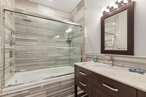 Phòng tắm tại Magnificent 1BR with Pool & Gym