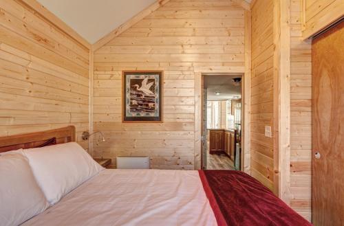 Säng eller sängar i ett rum på Sheltered Nook On Tillamook Bay