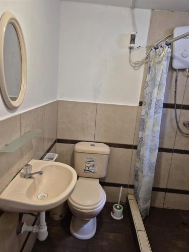 een badkamer met toilet en wastafel bij Charlotte House in Huanchaco