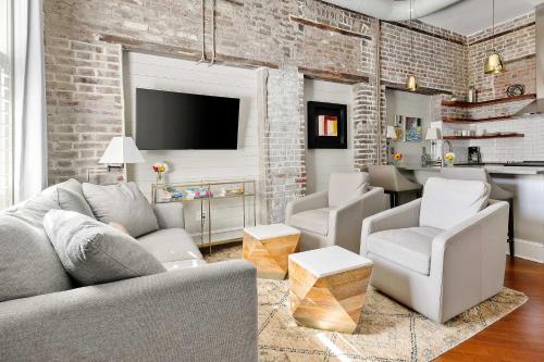 TV a/nebo společenská místnost v ubytování Condo on King Street - Rooftop & Terrace