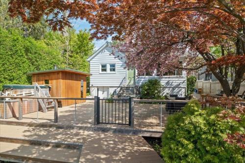 een achtertuin met een hek en een huis bij Cherry Blossom Lake House in Lake Peekskill