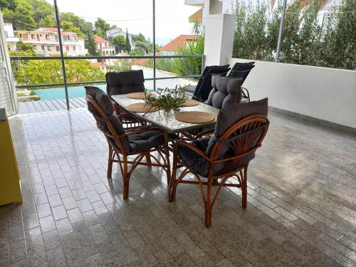 un tavolo da pranzo e sedie su un patio di Apartments Aba a Hvar