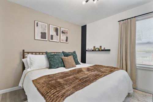 Giường trong phòng chung tại Modern Cozy Cottage Near Redwoods & Pristine Beaches