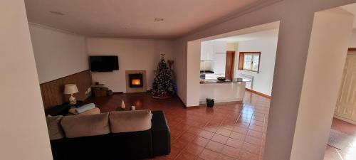 un soggiorno con divano e albero di Natale di Quinta da Canda a Cerva