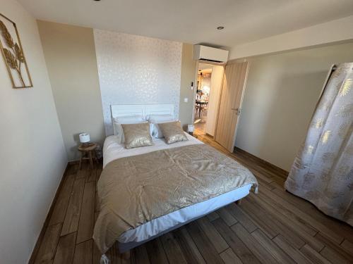a bedroom with a large bed in a room at Lodges des Pontons - Cap Est - vue mer in Saint-Côme-de-Fresné