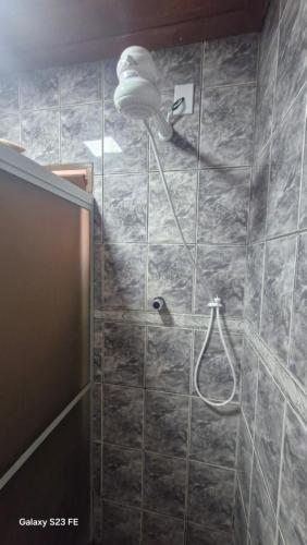una doccia con soffione in un bagno di Refúgio baiano Ilhéus WI-FI a Ilhéus