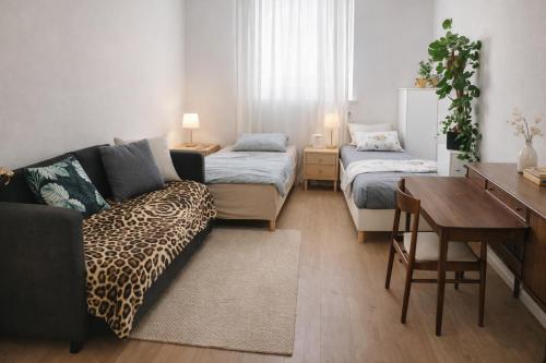 Giường trong phòng chung tại Central Kelkheim apartment near station