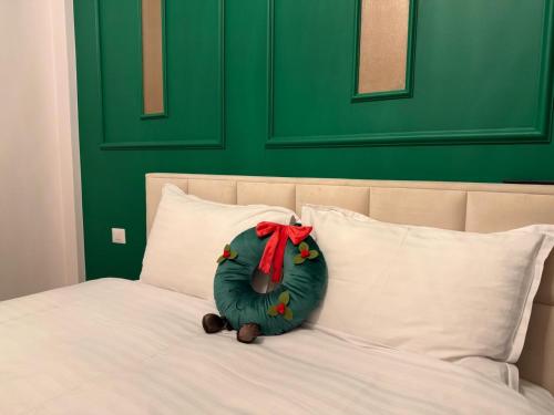 cuscino verde posto sopra un letto di Cozy Flat Stejari a Suceava