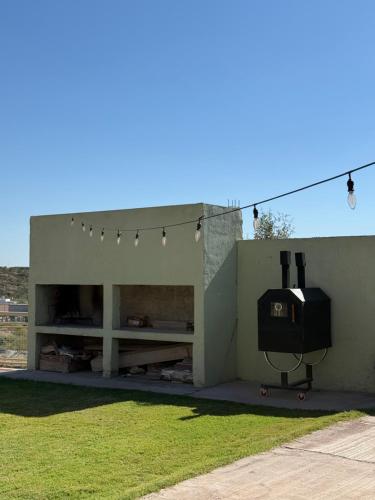 een gebouw met een tv aan de zijkant bij El Cerrito in Las Heras