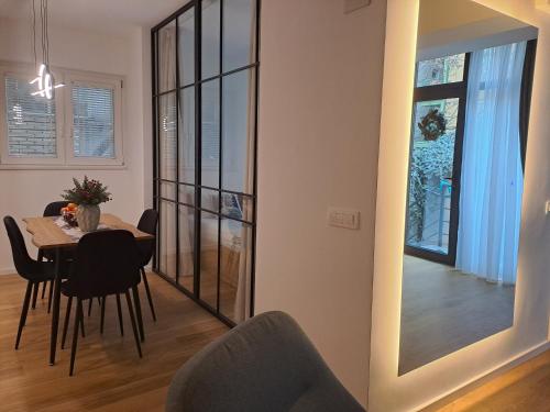 Centar Apartment tesisinde bir oturma alanı