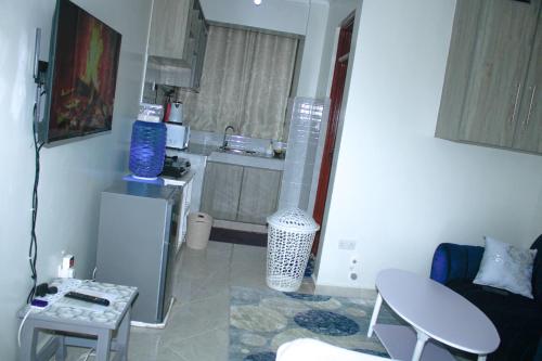 een kleine keuken met een kleine tafel en een keuken bij Luxe Homes in Meru