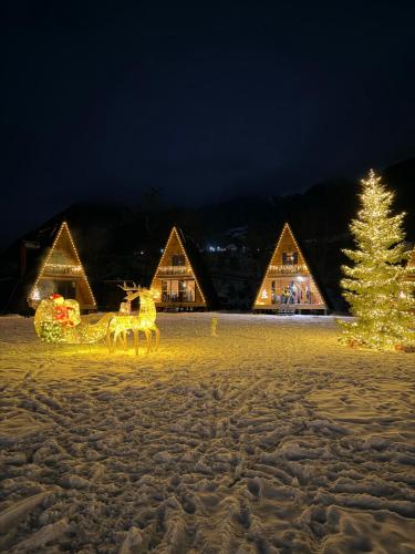 een kerstversiering met een kerstboom en decoraties bij WinterFell Mestia in Mestia
