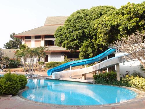 a slide in a swimming pool in a resort at Muaklek Paradise Resort in Ban Muak Lek
