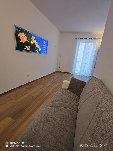 a large couch in a living room with a wooden floor at Rooms 2,6 in Terlizzi