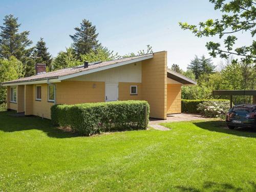 ein Haus mit einem davor geparkten Auto in der Unterkunft 6 person holiday home in Farsø-By Traum in Farsø