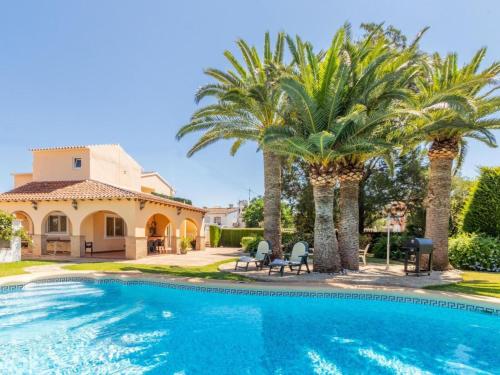 Holiday Home Haus mit privatem Pool- Garten und privatem Parkplatz by Interhome