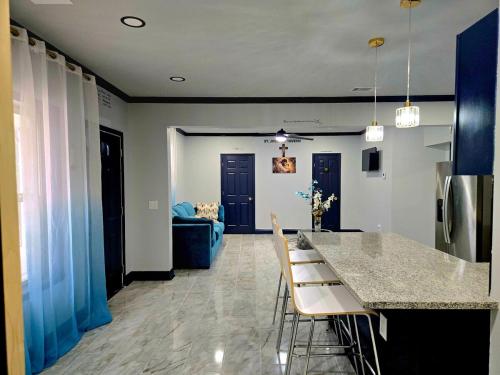 una cucina con tavolo, sedie e un divano di St Joseph's Tavern a Dacula