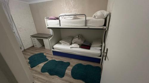 een kleine kamer met twee stapelbedden en een bureau bij Chambre Pour collocation in Thionville