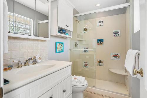 een badkamer met een toilet, een wastafel en een douche bij Terrace Condo 6 in Holmes Beach