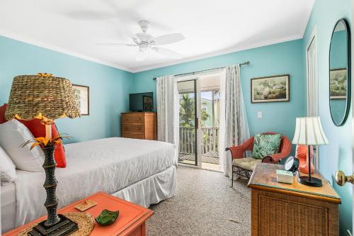 een slaapkamer met een bed en een tafel met een lamp bij Terrace Condo 6 in Holmes Beach